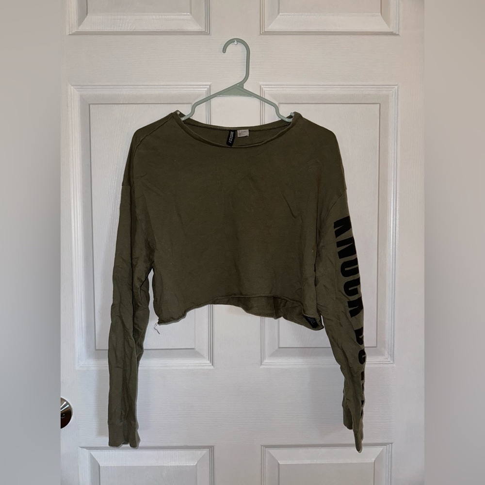Divided cropped long sleeve army green T-shirt